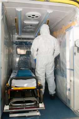 Salgın virüsü ya da nükleer alarma karşı izole edilmiş ambulanslı bir doktor.