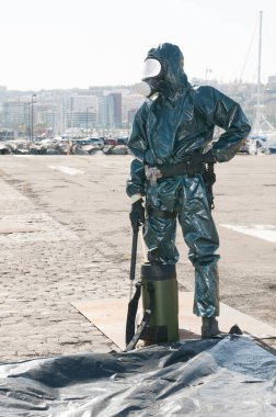 özel ebola ya da salgın virüs elbisesi ya da atomik kirliliği olan bir adam.