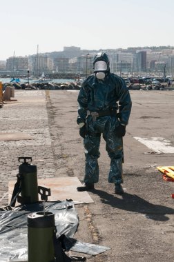 özel ebola ya da salgın virüs elbisesi ya da atomik kirliliği olan bir adam.