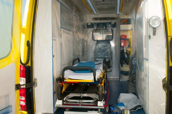 具有大流行病或病毒危机医疗病床的救护车 — 图库照片