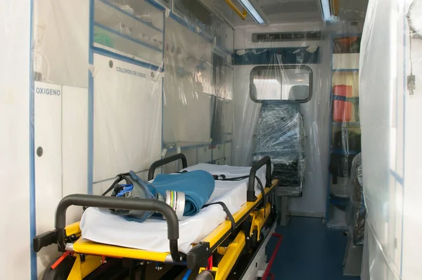세계적 유행병이나 바이러스 위기를 의료용 침대를 구급차 — 스톡 사진