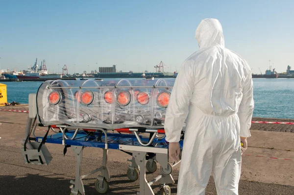 Arzt Mit Krankenbett Isoliert Für Pandemie Oder Nuklearen Alarm — Stockfoto