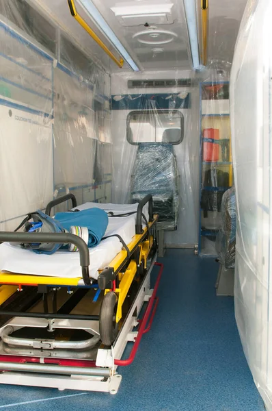 세계적 유행병이나 바이러스 위기를 의료용 침대를 구급차 — 스톡 사진