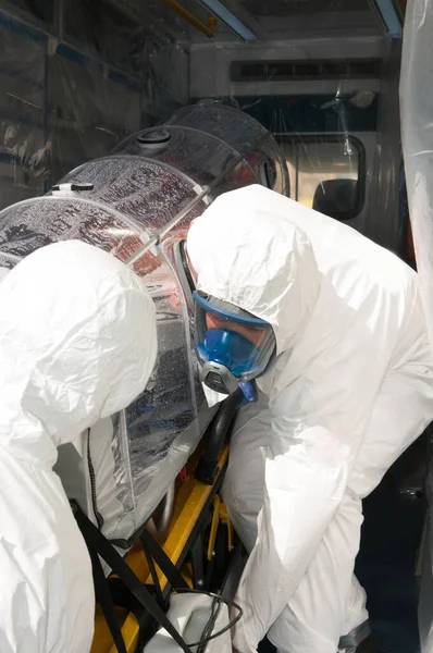 Krankenwagen Mit Medizinischem Bett Für Pandemie Oder Viruskrise Und Konservierten — Stockfoto