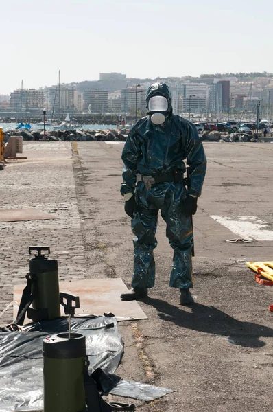 Mann mit spezieller Ebola- oder Pandemievirus-Kleidung oder atomarer Kontamination — Stockbild Mann Mit Spezieller Ebola Oder Pandemievirus Kleidung Oder Atomarer Kontamination — Stockfoto
