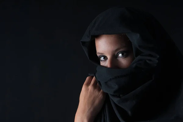 Muslimische Frau Mit Klaren Augen Und Schleier — Stockfoto