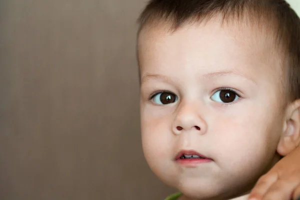 Portrait eines niedlichen Kleinkindes, das in die Kamera blickt, mit Kopierraum für Text — Stockfoto