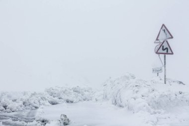 Kötü hava koşullarında kış yolu manzarası