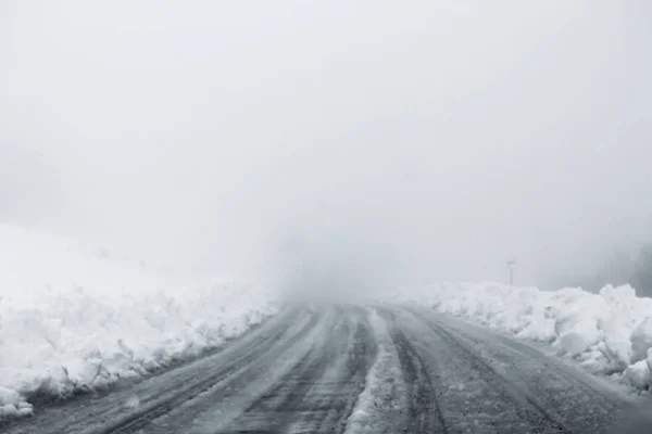 Вид на зимнюю дорогу в плохих погодных условиях — стоковое фото