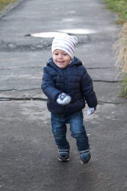 Sonbaharda yürüyüşe çıkan komik çocuk.