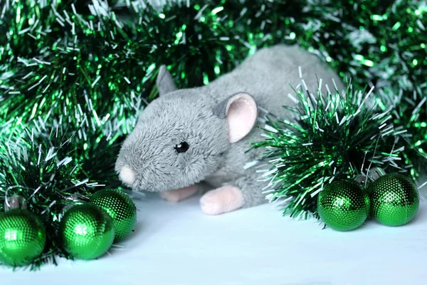 Linda rata o ratón juguete suave con adornos verdes y oropel —  Fotos de Stock