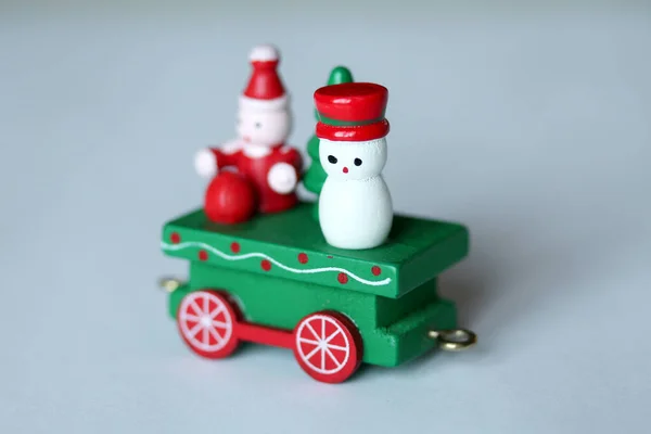 Coche de tren de madera festivo verde o carro sobre fondo blanco —  Fotos de Stock