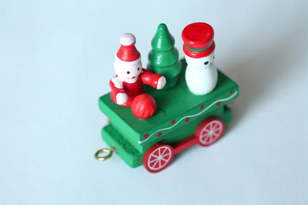 Зеленый праздничный деревянный вагон или вагон на белом фоне — стоковое фото