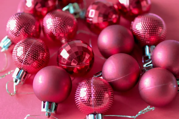 Piros karácsonyi díszek piros háttér — Stock Fotó