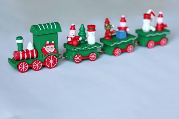 Зеленый праздничный деревянный поезд на белом фоне с копировальным пространством — стоковое фото