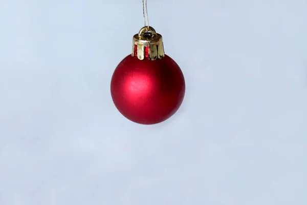 Ornement suspendu de Noël rouge isolé sur fond blanc — Photo