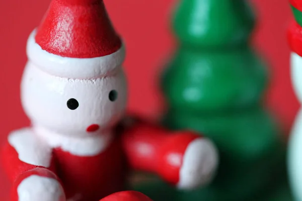 Figura de madera de elfo o gnomo navideño triste o sorprendido —  Fotos de Stock