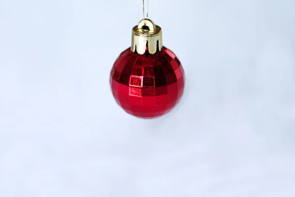 Adorno colgante rojo de Navidad aislado sobre fondo blanco —  Fotos de Stock