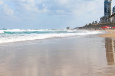 Bat Yam, İsrail 'deki kumlu sahilde deniz köpüğü