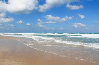 Bat Yam, İsrail 'deki kumlu sahilde deniz köpüğü