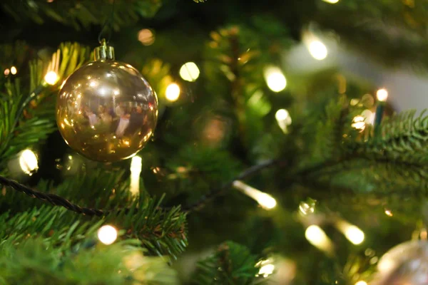 Árvore de Natal decorada com bugigangas douradas — Fotografia de Stock