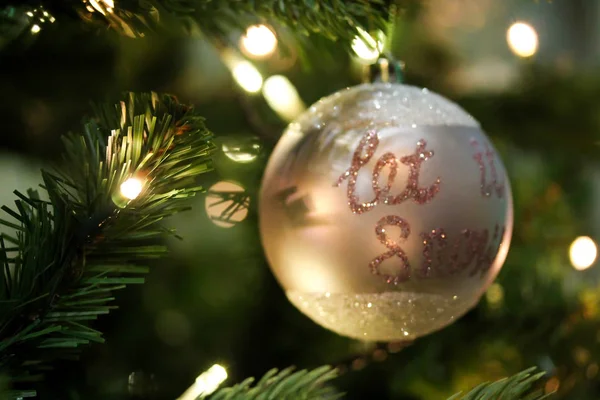 Árvore de Natal decorada com bugigangas rosa — Fotografia de Stock