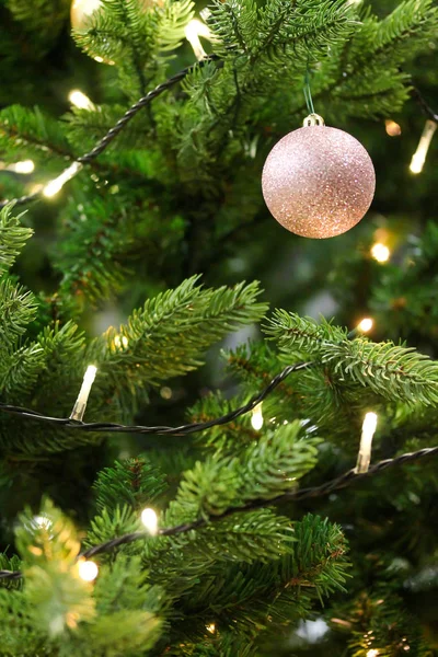 Árvore de Natal decorada com bugigangas rosadas — Fotografia de Stock