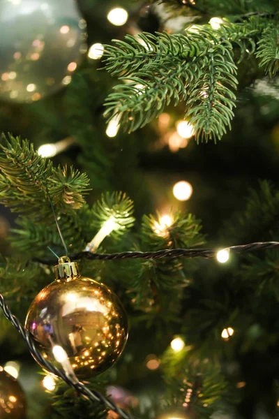 Árbol de Navidad decorado con adornos dorados brillantes —  Fotos de Stock