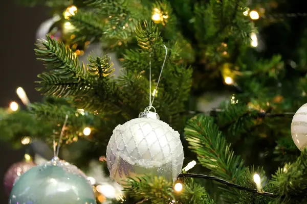 Vánoční stromeček zdobený modrými a bílými ozdoby — Stock fotografie