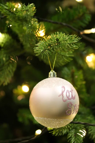 Árbol de Navidad decorado con bolas rosadas —  Fotos de Stock