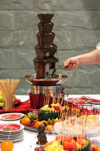 Fuente de fondue de chocolate con mano de cocinero —  Fotos de Stock