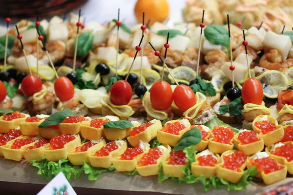 Een bord met snacks op het feest — Stockfoto