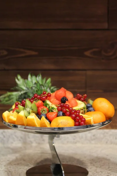 Placa con frutas y bayas en la fiesta — Foto de Stock