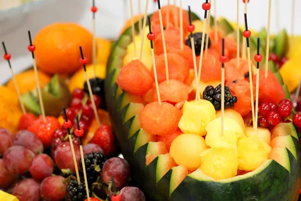 Prato com frutas e bagas na festa — Fotografia de Stock