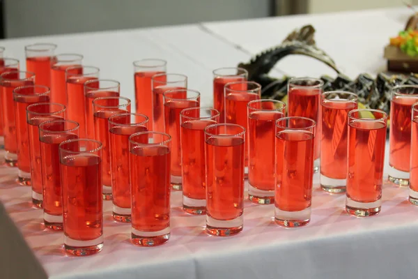 Picie kieliszków z czerwonymi napojami na imprezie — Zdjęcie stockowe