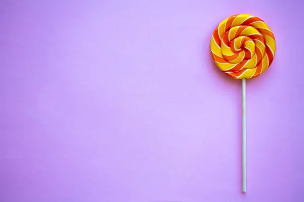 Lollipop Remolino Brillante Sobre Fondo Púrpura Con Espacio Copia Fondo —  Fotos de Stock