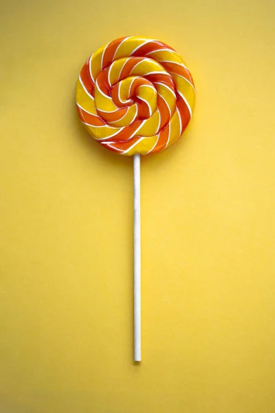 Lollipop Remolino Brillante Sobre Fondo Amarillo Fondo Vertical Festivo Con —  Fotos de Stock