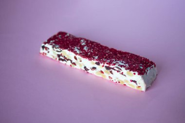 Torrone ya da fındık ve kırmızı kurumuş böğürtlenli nugat.