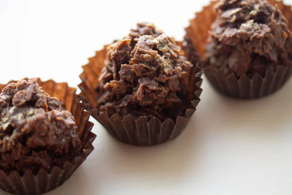 Chocolate corn flake cake in brown paper cupcake case — Stock Photo, Image