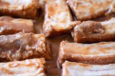 Çiğ salamura edilmiş sulu domuz pirzolası pişmeye hazır.