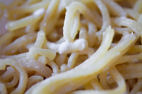 Küflü bozulmuş spagetti.