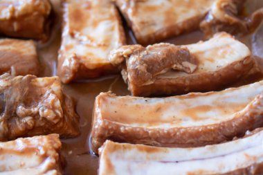 Çiğ salamura edilmiş sulu domuz pirzolası pişmeye hazır. Et işleme resmi. Yemek fotoğrafçılığı arka planı kapat