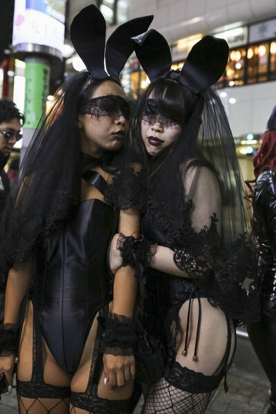 Костюмированные гости собираются во время празднования Хэллоуина в Сибуе 27 октября 2018 года, Токио, Япония. Каждый год люди собираются, чтобы отпраздновать Хэллоуин на знаменитом перекрёстке Шибуя и в ночном клубе Роппонги. Контроль присутствия полиции p
