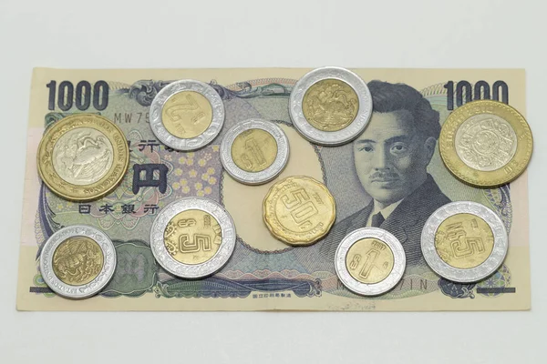 Japanese Yen and Mexican Peso coins — ストック写真