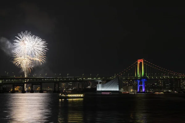 お台場レインボーブリッジでの花火 — ストック写真