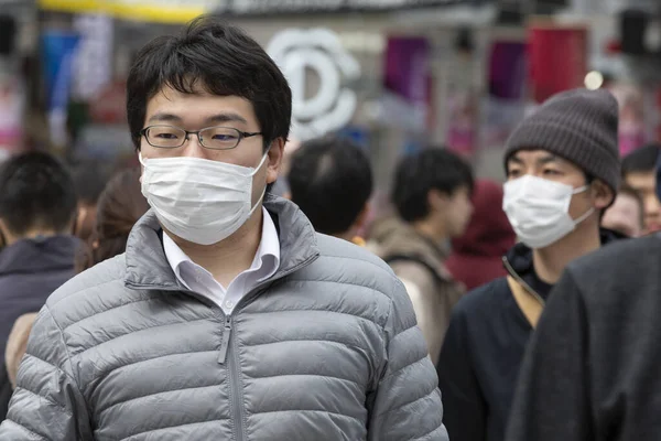 Токио Япония Февраля 2020 Года Пешеходы Хирургической Маске Предотвратить Инфекционные — стоковое фото