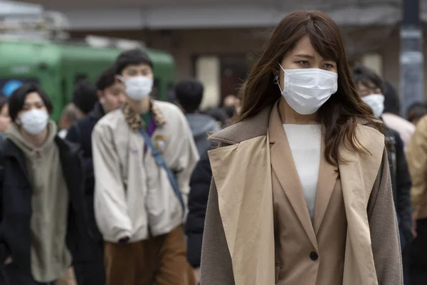 Tóquio Japão Fevereiro 2020 Pedestres Usando Máscara Cirúrgica Para Prevenir — Fotografia de Stock