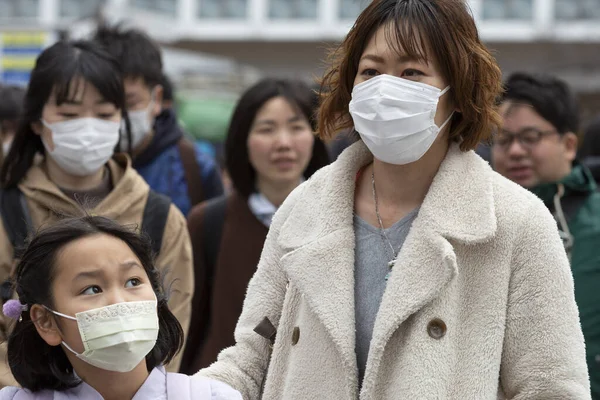 Tokió Japán 2020 Február Sebészeti Maszkot Viselő Gyalogosok Fertőző Betegségek — Stock Fotó