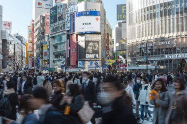 Tokyo, Japonya, 31 Ocak 2020 - Bulaşıcı hastalıkları önlemek için maske takan yayalar Shibuya 'nın ünlü geçidinde yürüyorlar.