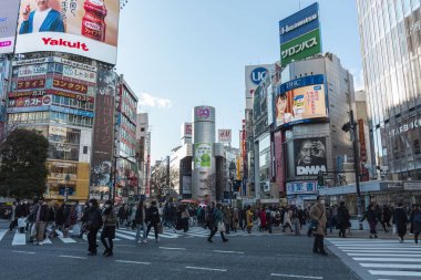 Tokyo, Japonya, 31 Ocak 2020 - Bulaşıcı hastalıkları önlemek için maske takan yayalar Shibuya 'nın ünlü geçidinde yürüyorlar.